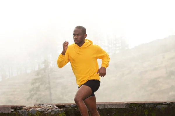 Retrato Lateral Del Joven Negro Forma Corriendo Naturaleza — Foto de Stock