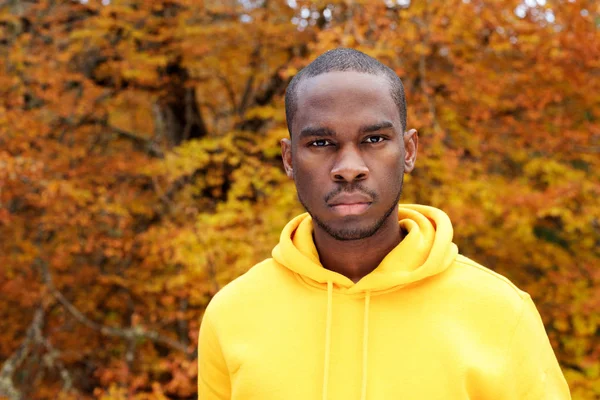 Arka Planda Sonbahar Yaprakları Karşı Yakışıklı Genç Afrikalı Amerikalı Adamın — Stok fotoğraf
