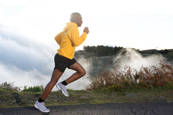 Cuerpo Completo Lado Retrato Joven Negro Camino Corriendo Naturaleza — Foto de Stock