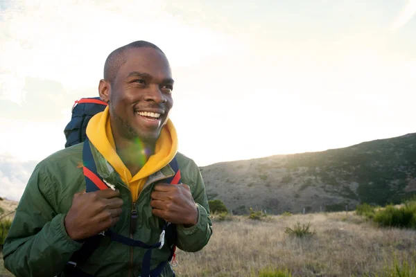 Nahaufnahme Porträt Eines Glücklichen Wanderers Der Mit Rucksack Der Natur — Stockfoto