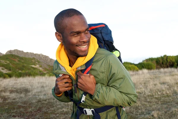 Närbild Porträtt Lycklig Afrikansk Amerikansk Man Vandring Med Ryggsäck Naturen — Stockfoto