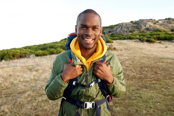 Porträt Eines Lächelnden Jungen Schwarzen Mannes Mit Rucksack Der Natur — Stockfoto