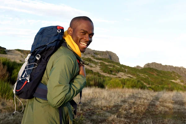 Side Porträtt Lycklig Afrikansk Amerikansk Man Vandring Med Ryggsäck Bergen — Stockfoto
