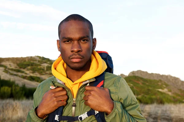 Primer Plano Retrato Joven Afroamericano Guapo Con Mochila Posando Naturaleza — Foto de Stock