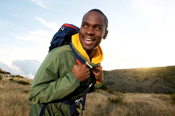 Porträtt Leende Afrikansk Amerikansk Man Med Ryggsäck Vandring Bergen — Stockfoto