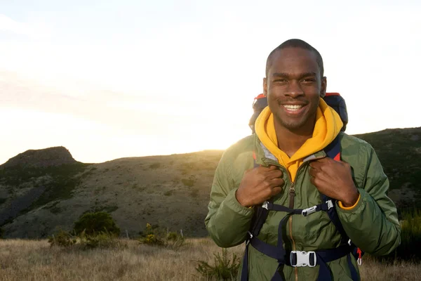 Porträtt Lycklig Ung Afrikansk Amerikansk Man Med Ryggsäck Leende Med — Stockfoto