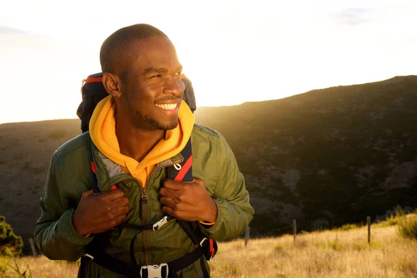 Närbild Porträtt Vacker Ung Afrikansk Amerikansk Man Med Ryggsäck Leende — Stockfoto