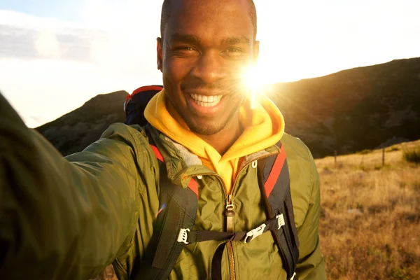 Retrato Hombre Negro Feliz Caminando Tomando Selfie Con Puesta Sol — Foto de Stock