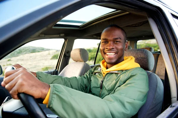 Porträtt Leende Ung Afrikansk Amerikansk Man Kör Bil — Stockfoto