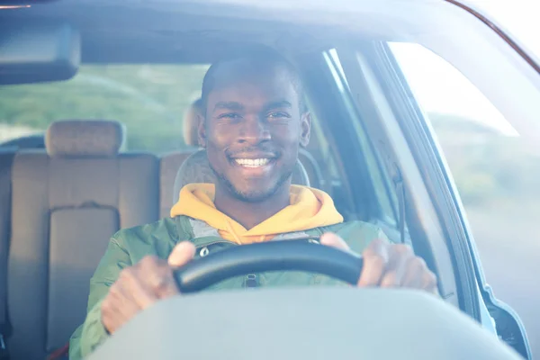 Portrét Šťastného Afroamerického Muže Který Řídil Auto — Stock fotografie