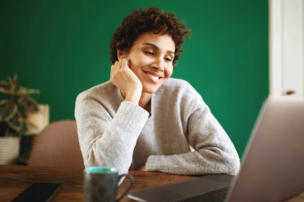 Porträtt Ung Afrikansk Amerikansk Kvinna Som Tittar Laptop Skärmen När — Stockfoto