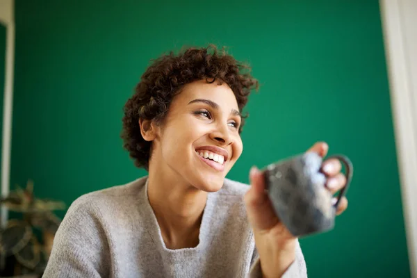 Nahaufnahme Porträt Einer Lächelnden Afroamerikanerin Die Kaffee Aus Einer Tasse — Stockfoto