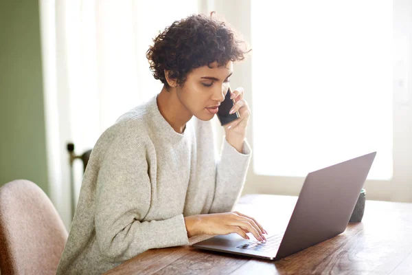 Retrato Jovem Afro Americana Falando Celular Olhando Para Laptop — Fotografia de Stock