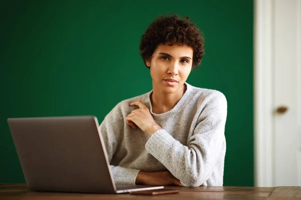 Přední Portrét Vážné Africké Americké Ženy Přenosného Počítače — Stock fotografie
