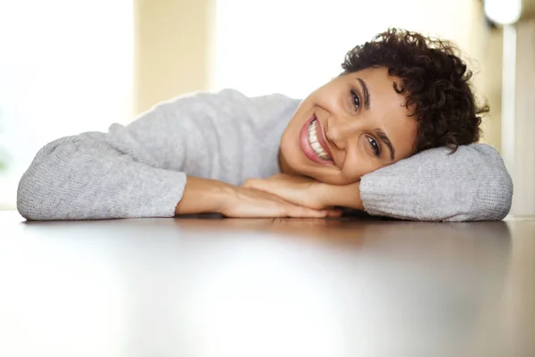 Bliska Portret Pięknej Młodej Afroamerykańskiej Kobiety Uśmiechając Się Głową Relaksującą — Zdjęcie stockowe