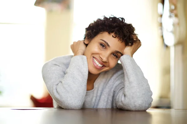 Bliska Portret Uśmiechniętej African American Kobieta Opierając Się Stole — Zdjęcie stockowe