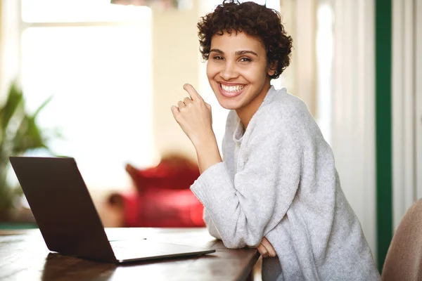 Ritratto Donna Afroamericana Felice Con Computer Portatile Casa — Foto Stock