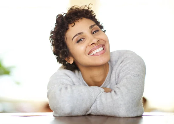 Close Retrato Feliz Jovem Afro Americana Sorrindo — Fotografia de Stock