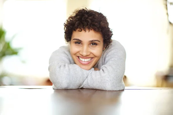 Närbild Främre Porträtt Lycklig Ung Afrikansk Amerikansk Kvinna Lutar Bordet — Stockfoto
