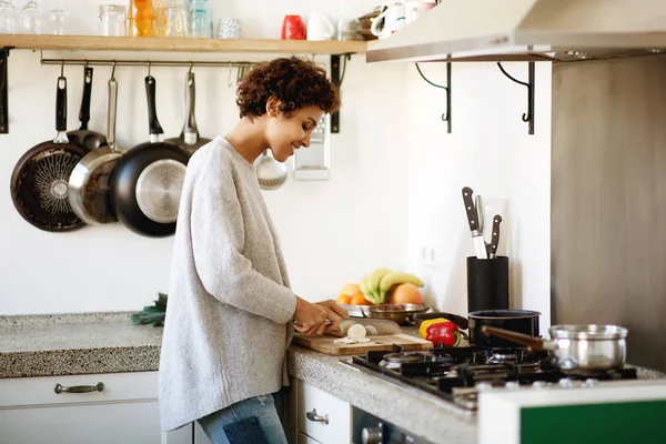 Retrato Mujer Joven Cortando Verduras Con Cuchillo Cocina Casa — Foto de Stock