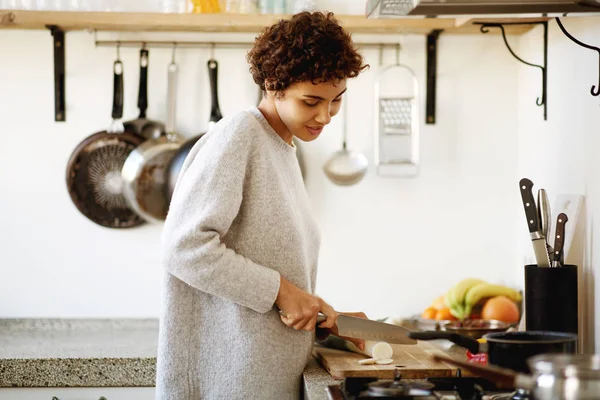 Portrait Young Woman Cutting Vegetables Knife Kitchen — Stock Photo, Image