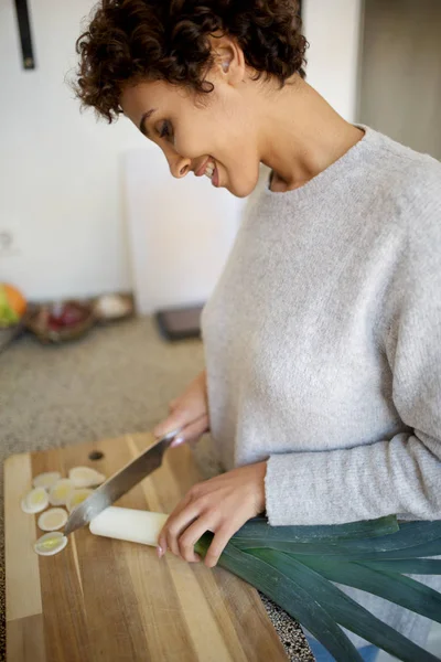 Porträt Einer Jungen Frau Die Hause Der Küche Gemüse Hackt — Stockfoto