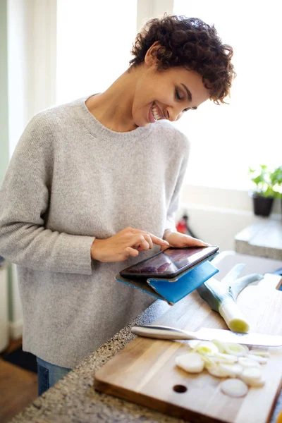 Retrato Mujer Afroamericana Sonriente Cocina Con Tableta Digital Busca Receta — Foto de Stock