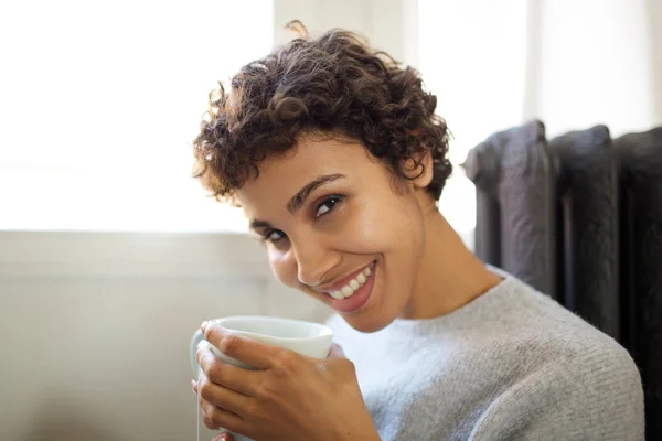 カップから熱いお茶を飲む若いアフリカ系アメリカ人女性の肖像画をクローズアップ — ストック写真