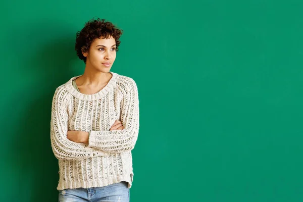 Portret Van Jonge Afro Amerikaanse Vrouw Staande Tegen Groene Achtergrond — Stockfoto