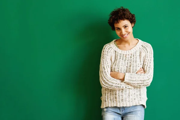 Портрет Усміхнений Афроамериканець Жінка Стояла Проти Зеленої Стіни Зброєю Схрещеними — стокове фото