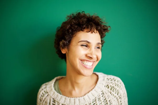緑の背景に対する幸せな若いアフリカ系アメリカ人女性の肖像画をクローズアップ — ストック写真