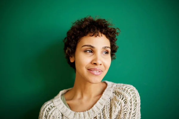 Primer Plano Retrato Hermosa Joven Afroamericana Mirando Hacia Otro Lado — Foto de Stock