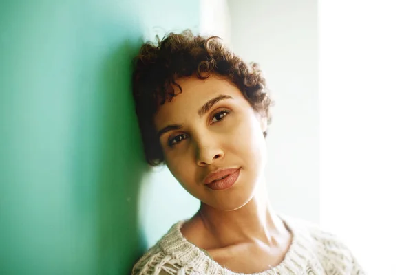 壁に寄りかかっている魅力的なアフリカ系アメリカ人女性の肖像画をクローズアップ — ストック写真