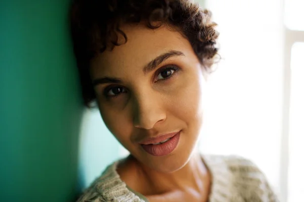 Primer Plano Retrato Hermosa Joven Afroamericana Mujer Mirando Cámara — Foto de Stock