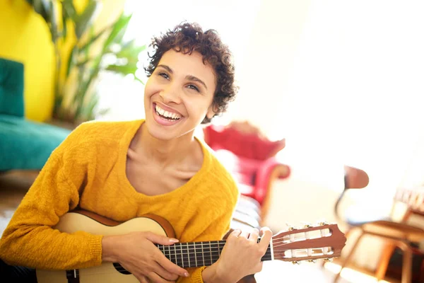 Genç Afro Amerikan Kadın Evde Gitar Ile Gülümseyen Portresi — Stok fotoğraf