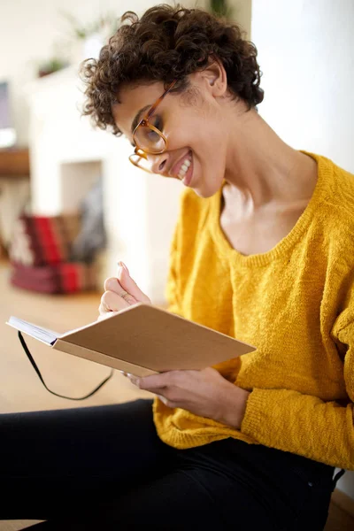 Porträt Einer Jungen Afrikanisch Amerikanischen Frau Die Hause Sitzt Und — Stockfoto