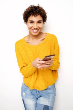 Beyaz arka plan ile cep telefonu kullanarak mutlu genç kadın Portresi