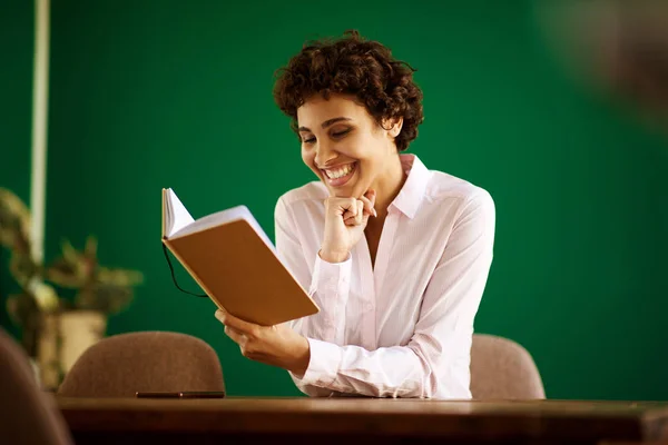 Ritratto Giovane Donna Afroamericana Felice Che Legge Libro Casa — Foto Stock