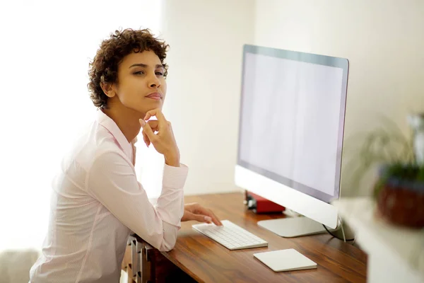 Portret Młodej Afroamerykańskiej Kobiety Siedzącej Przy Biurku Komputerem — Zdjęcie stockowe