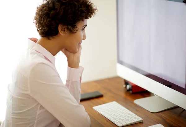 Seitenporträt Einer Jungen Frau Die Computer Sitzt Und Auf Den — Stockfoto