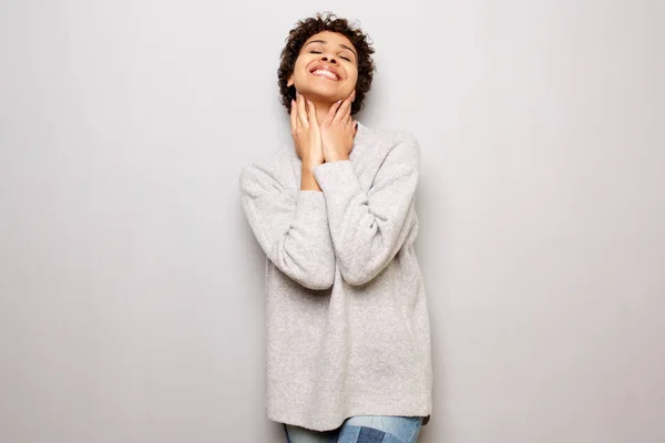 Retrato Feliz Jovem Afro Americana Sorrindo Por Fundo Branco — Fotografia de Stock