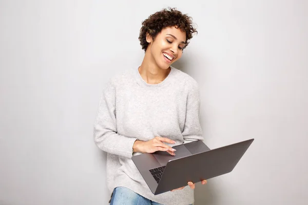 Porträt Einer Glücklichen Jungen Afrikanisch Amerikanischen Frau Die Vor Weißem — Stockfoto