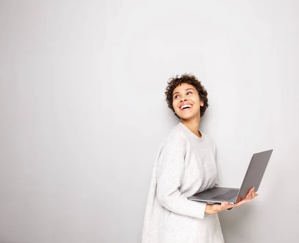 Porträt Einer Glücklichen Jungen Frau Mit Laptop Der Weißen Wand — Stockfoto