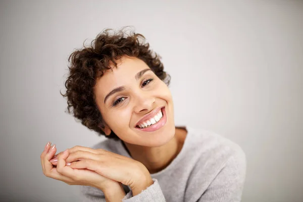 Beyaz Duvara Karşı Gülümseyen Mutlu Genç Afrikalı Amerikalı Kadının Yakın — Stok fotoğraf