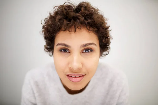 Primer Plano Retrato Hermosa Joven Afroamericana Mujer Mirando Por Fondo — Foto de Stock