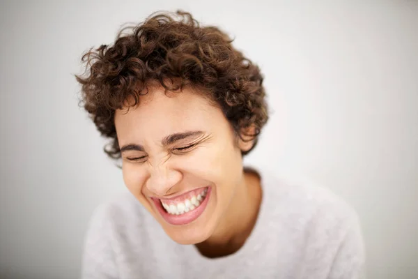 Närbild Porträtt Lycklig Ung Afrikansk Amerikansk Kvinna Skrattar Med Slutna — Stockfoto