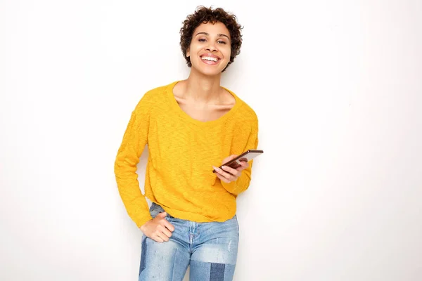 Retrato Una Joven Guay Sosteniendo Teléfono Celular Por Pared Blanca — Foto de Stock