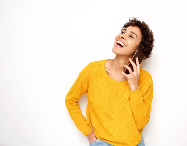 Porträtt Lycklig Ung Kvinna Pratar Med Mobiltelefon Genom Isolerad Vit — Stockfoto