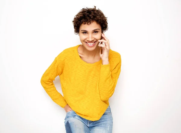 Retrato Jovem Sorridente Conversando Com Telefone Celular Por Fundo Branco — Fotografia de Stock