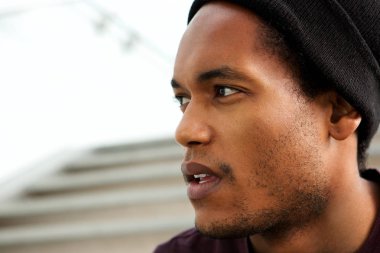 Ciddi afro-amerikan adam yakın yan portre